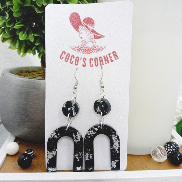 Black and silver handcrafted resin dangle earrings - Picture 2 of 5